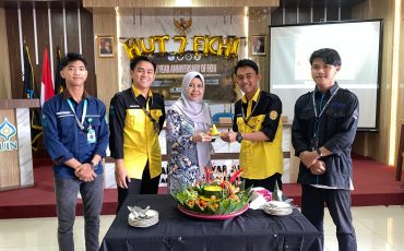 Pemotongan tumpeng oleh ibu dekan amelia rahmaniah